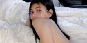 สาวแว่นหุ่นแซ่บหันเม็ดแตดโชว์